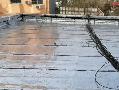 正镶白旗卫生间漏水维修公司分享下正镶白旗屋面楼顶防水刚性防水层施工要点。